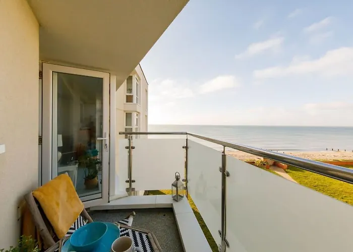 Two Bed Seafront Escape In East Wittering
