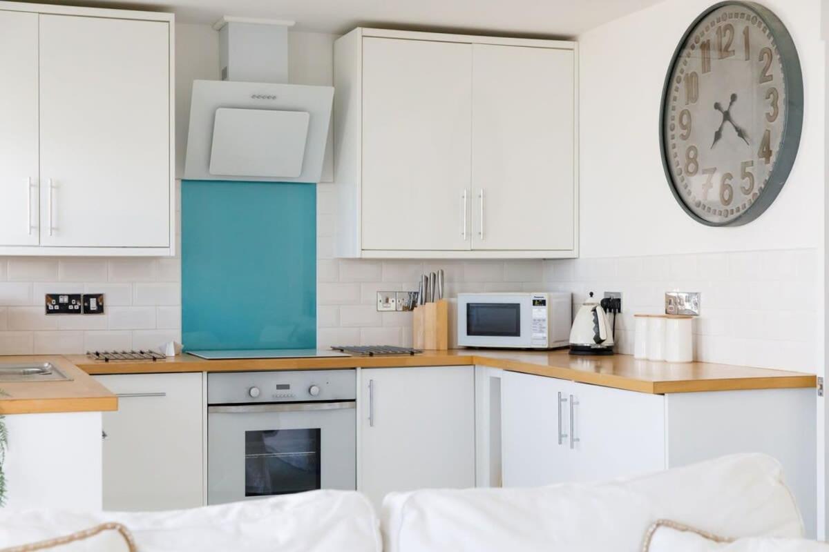 Two Bed Seafront Escape In Apartment