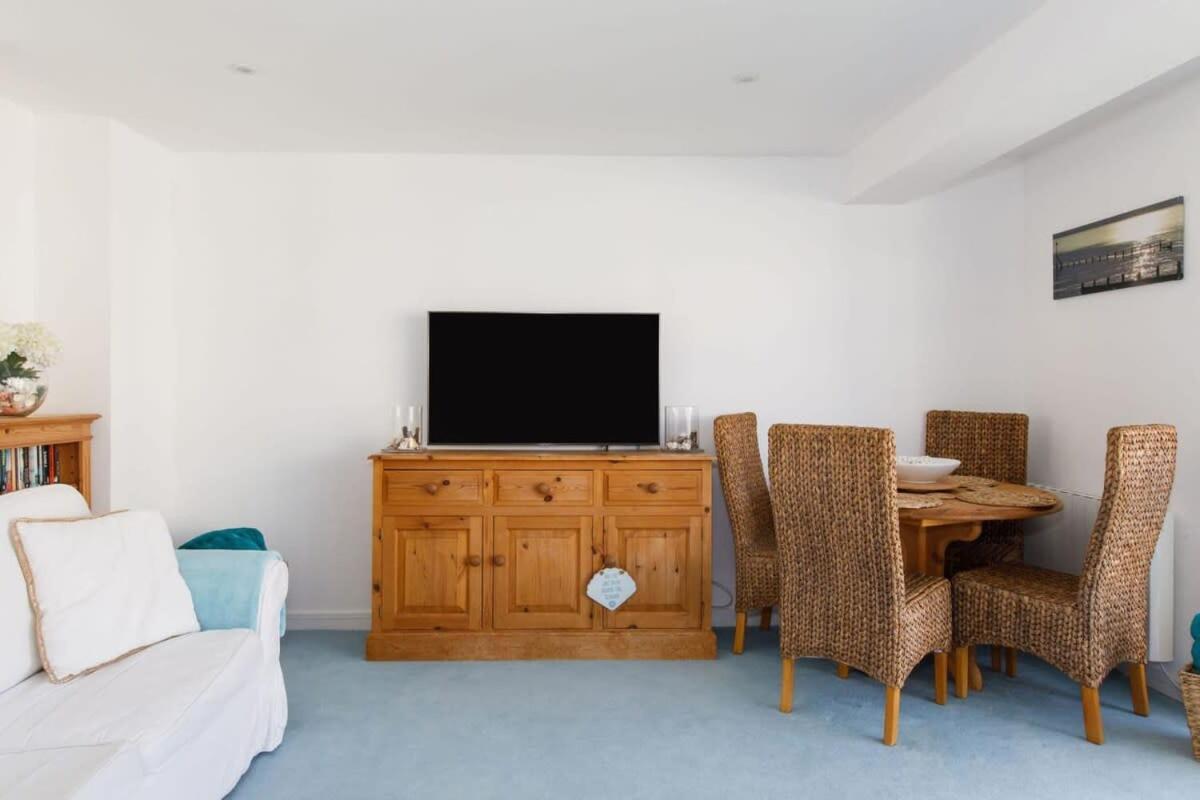 Apartment Two Bed Seafront Escape In *