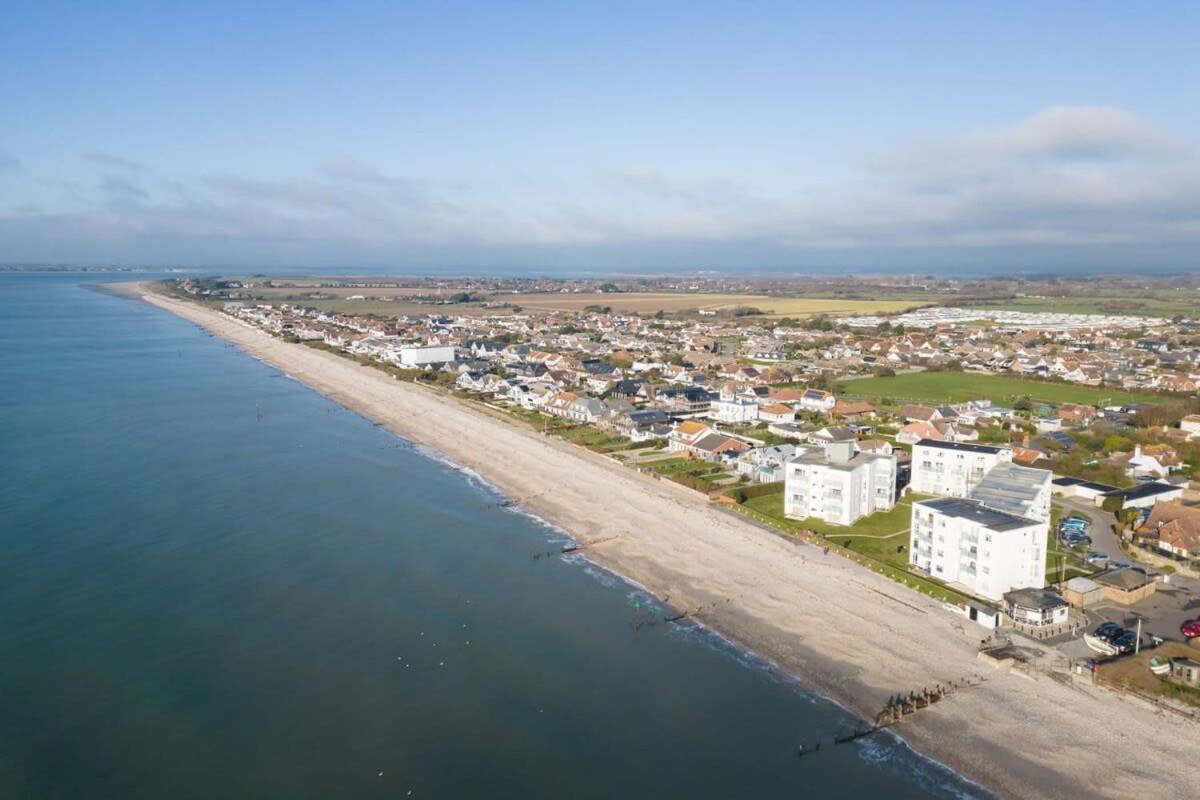 Two Bed Seafront Escape In Apartment *