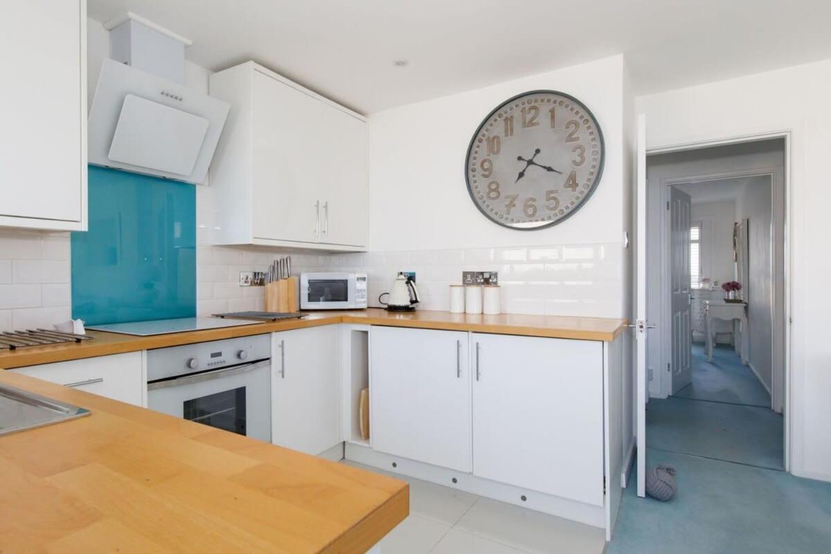 Two Bed Seafront Escape In Apartment *