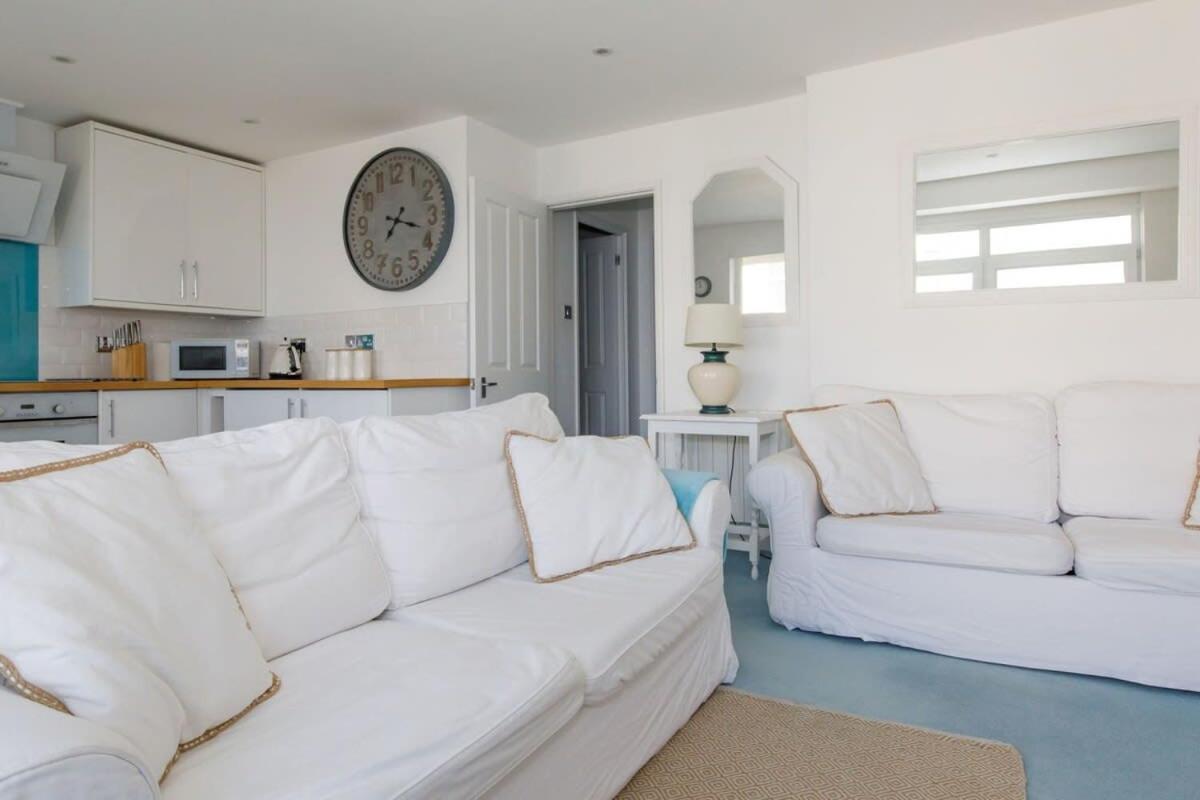 Two Bed Seafront Escape In East Wittering
