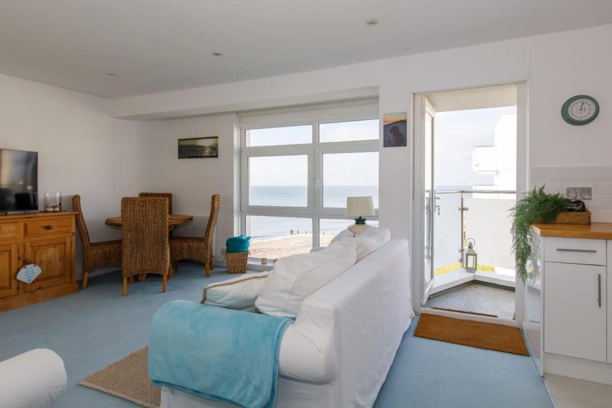 Apartment Two Bed Seafront Escape In