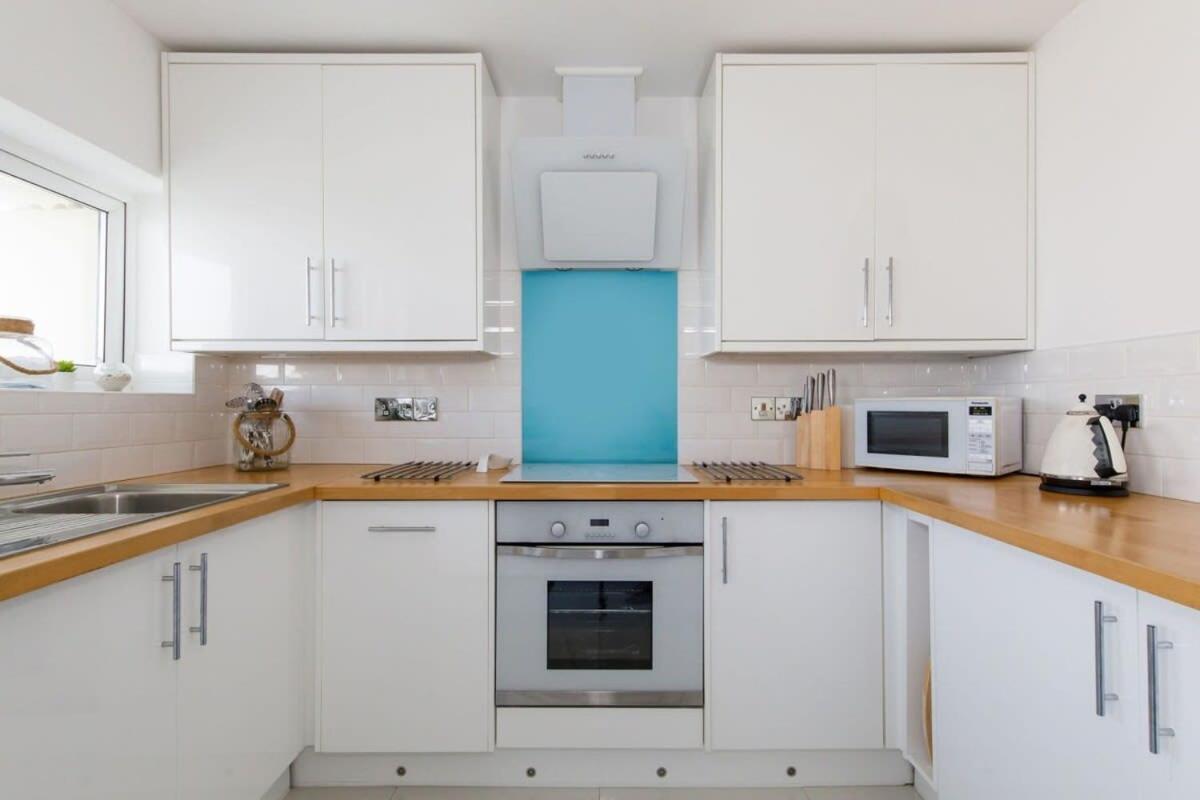 Apartment Two Bed Seafront Escape In *